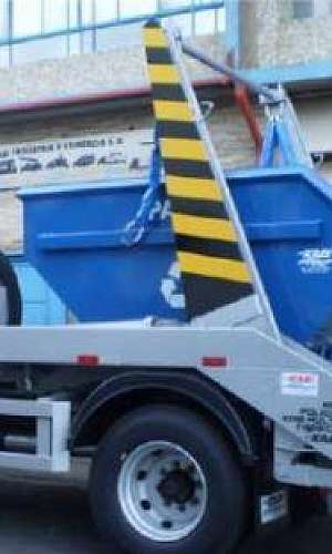 Caminhão poliguindaste com caçambas Caminhão poliguindaste com caçambas